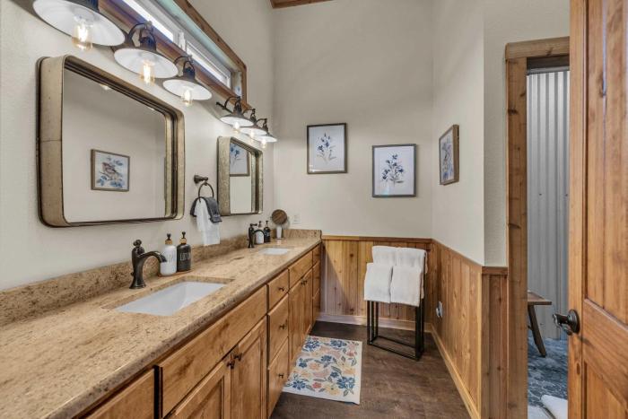 farmhouse charm 10 min to downtown pet friendly