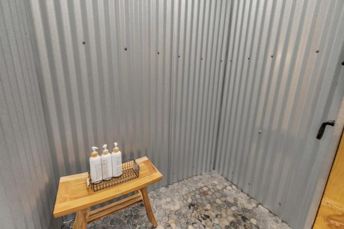 farmhouse charm 10 min to downtown pet friendly