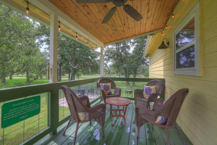 farmhouse charm 10 min to downtown pet friendly