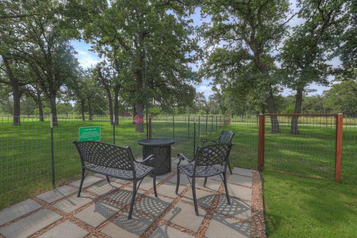 farmhouse charm 10 min to downtown pet friendly
