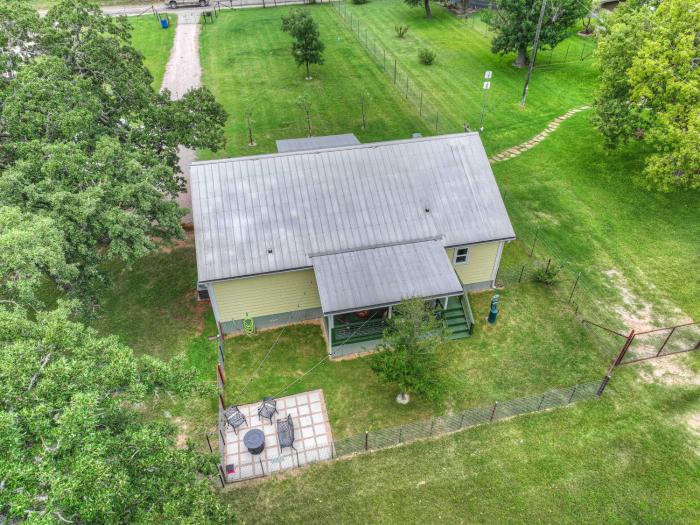 farmhouse charm 10 min to downtown pet friendly