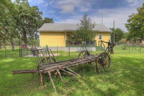 farmhouse charm 10 min to downtown pet friendly