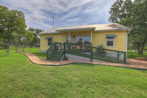 farmhouse charm 10 min to downtown pet friendly