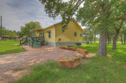 farmhouse charm 10 min to downtown pet friendly