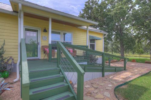 farmhouse charm 10 min to downtown pet friendly
