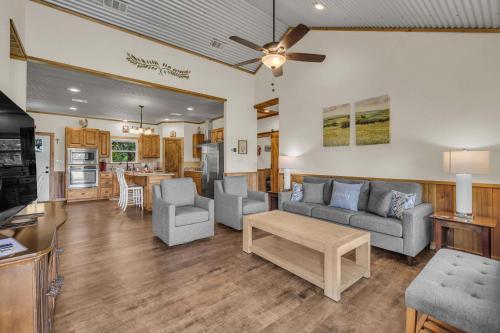 farmhouse charm 10 min to downtown pet friendly
