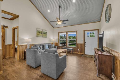 farmhouse charm 10 min to downtown pet friendly
