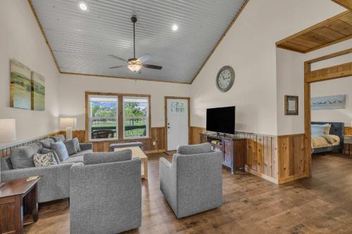 farmhouse charm 10 min to downtown pet friendly