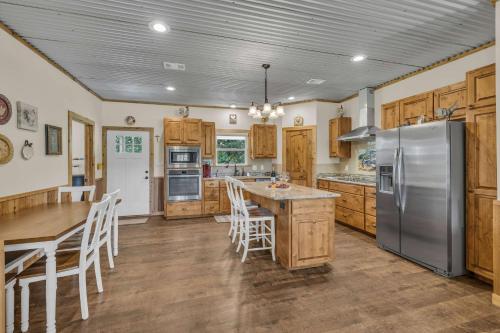 farmhouse charm 10 min to downtown pet friendly