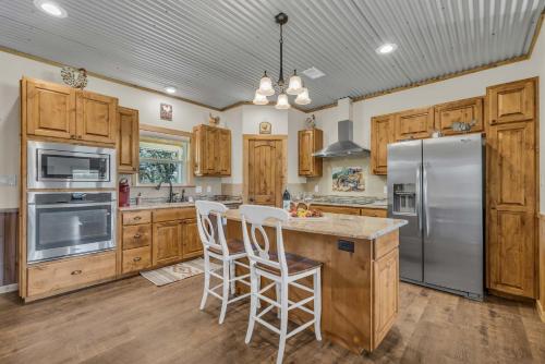 farmhouse charm 10 min to downtown pet friendly