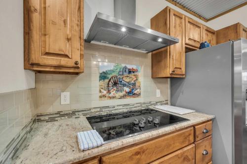 farmhouse charm 10 min to downtown pet friendly