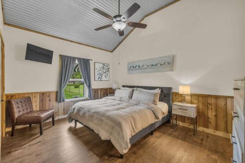 farmhouse charm 10 min to downtown pet friendly