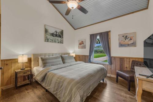 farmhouse charm 10 min to downtown pet friendly