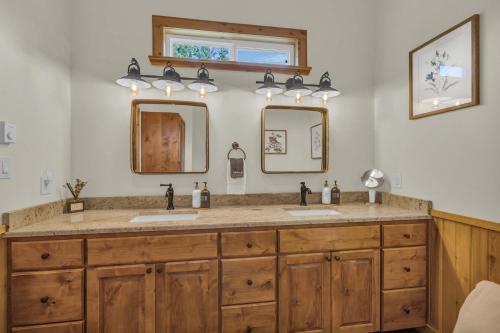 farmhouse charm 10 min to downtown pet friendly
