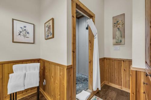 farmhouse charm 10 min to downtown pet friendly