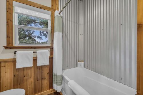 farmhouse charm 10 min to downtown pet friendly