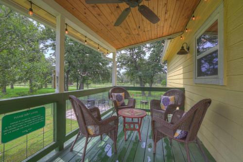 farmhouse charm 10 min to downtown pet friendly