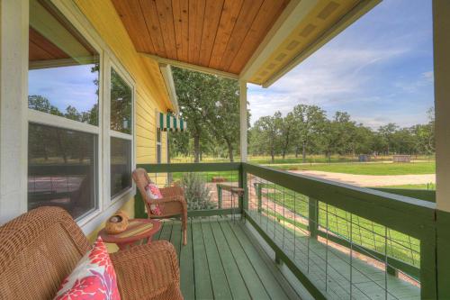 farmhouse charm 10 min to downtown pet friendly