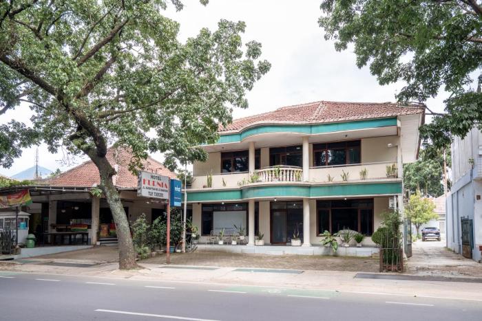rehat at hotel kurnia karapitan