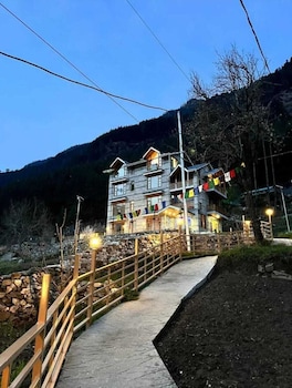 the rohtang chalet cottage