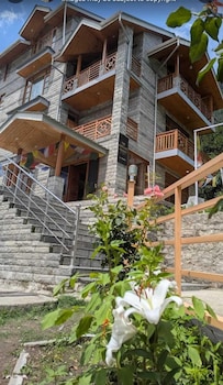 the rohtang chalet cottage