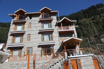the rohtang chalet cottage