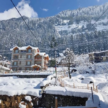 the rohtang chalet cottage