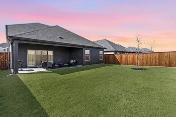 4bed luxury getaway with pool table lake