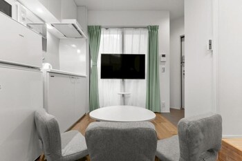 Nishi-Shinjuku Apartment,,4 star