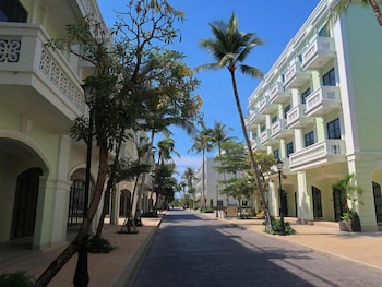 hadu hotel and cafe