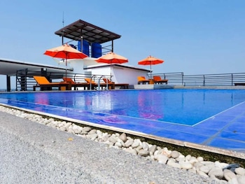 Townhouse Hillview Suites Pattaya Formerly Chatkaew Suites,,2 star