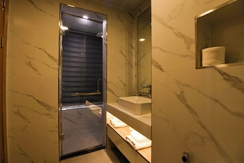 anstay marina hotel ha long