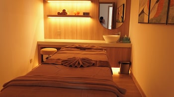 anstay marina hotel ha long