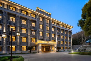 giorgio morandi hotel nanjing yueyahu and nuaa