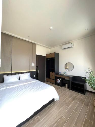 the grand hotel vinh long