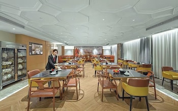 vienna international hotel guangzhou baiyun international airport xialiang metro station branch free shuttle bus to guangzhou baiyun international airport