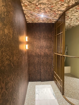 the newel kolonaki