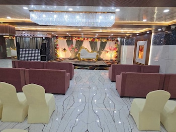Hotel The Royal Knot,,2 star