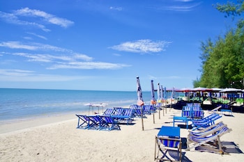 the beach cha am guest house