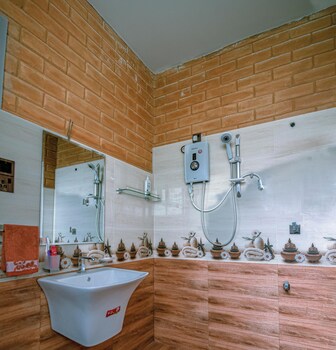 Rocksana Fortress Yoga & Retreat,,3 star