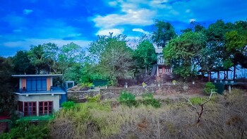 rocksana fortress yoga and retreat