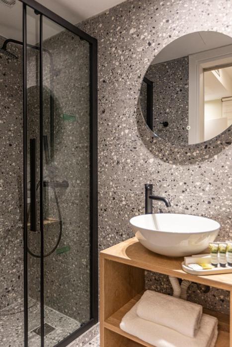 ernest suites psiri