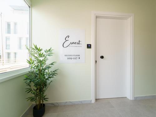 ernest suites psiri
