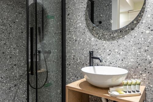 ernest suites psiri