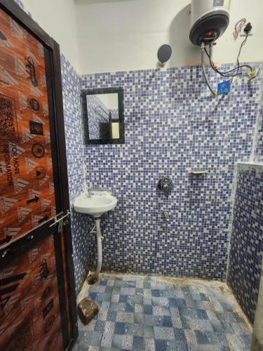 anaya guest house and restaurant etah