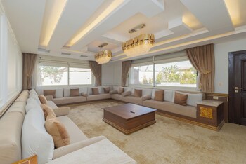 alsawah grand palace at sheikh zayed 6br pool and private garden