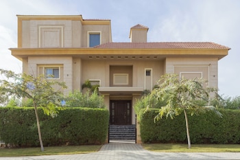 Alsawah Grand Palace At Sheikh Zayed - 6Br, Pool & Private Garden,,4 star