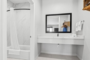 americas best value inn and suites tomball grand parkway