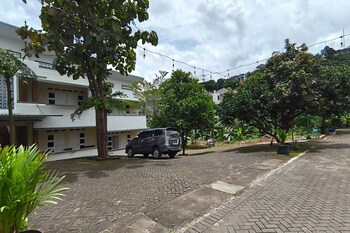 Hotel O House Of Fosil Syariah,,2 star