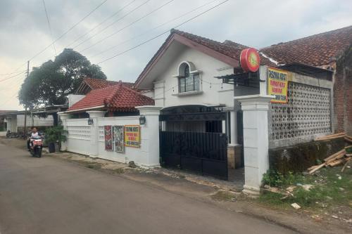 oyo 95179 namira guest house syariah